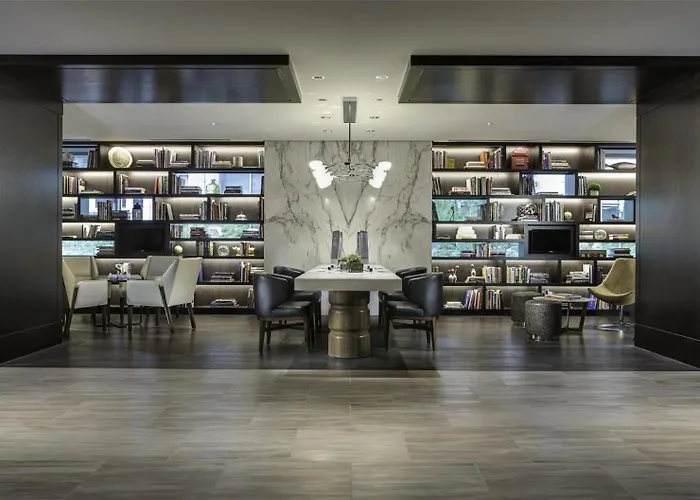 Hyatt Centric Magnificent Mile 4*