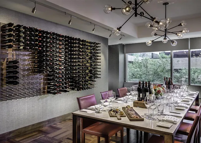 Hyatt Centric Magnificent Mile 4*