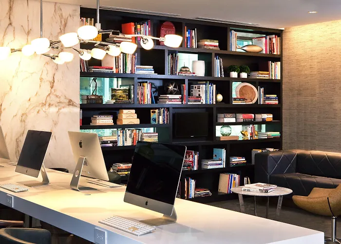 Hyatt Centric Magnificent Mile 4*
