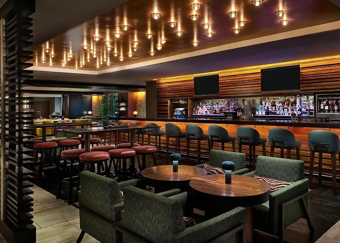 Hyatt Centric Magnificent Mile 4*